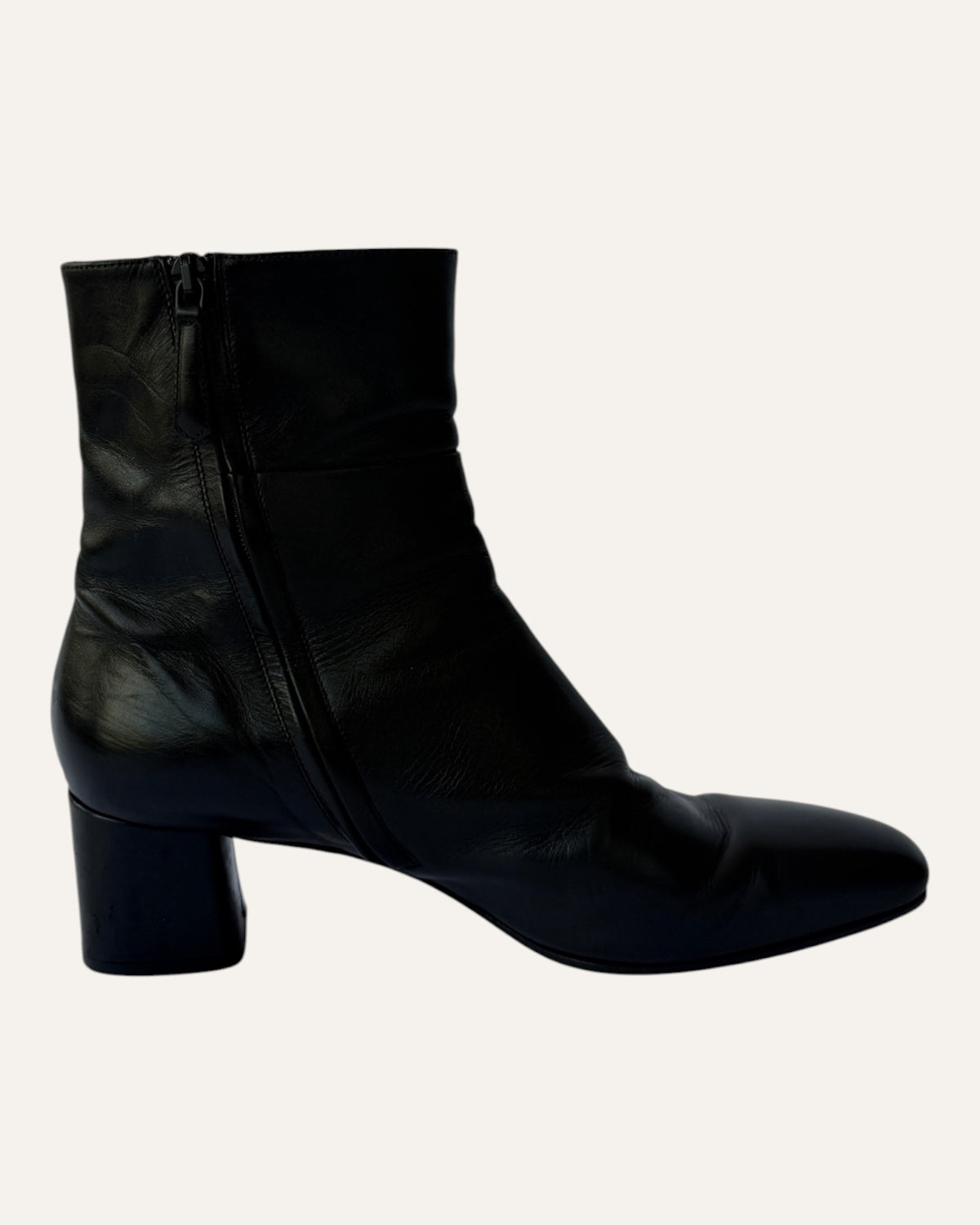 Aquazzura black leather ankle boots with squared toe and inside zip