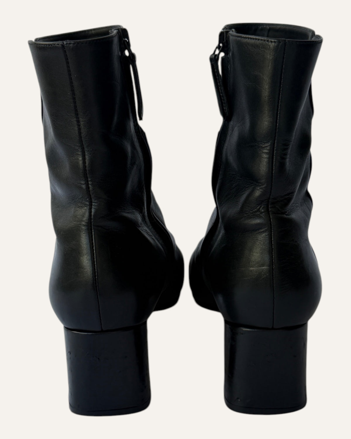Aquazzura black leather ankle boots with squared toe and inside zip