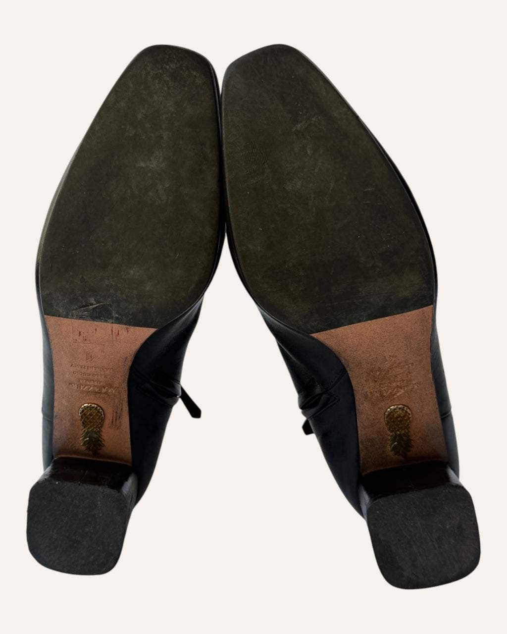 Aquazzura black leather ankle boots with squared toe and inside zip