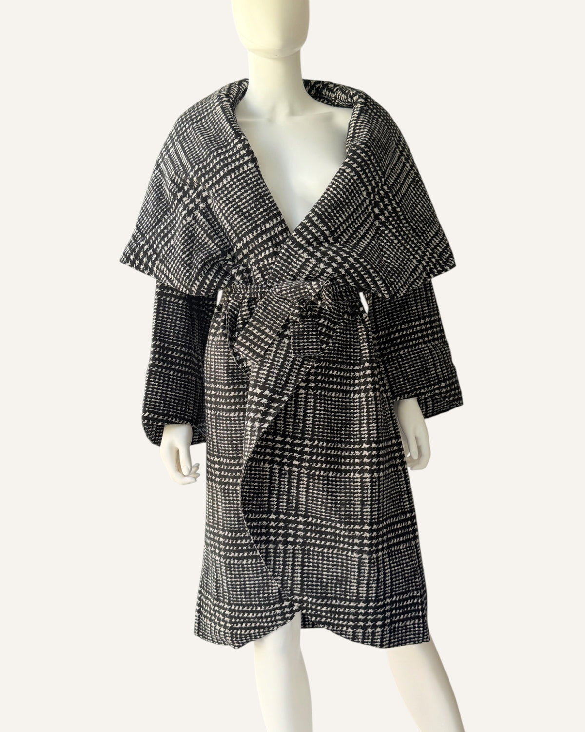 Norma Kamali black and white houndstooth plaid belted cape coat with oversized convertible collar, size 42 XL