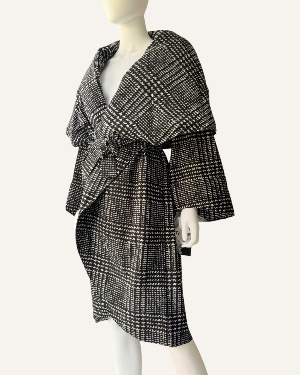 Norma Kamali black and white houndstooth plaid belted cape coat with oversized convertible collar, size 42 XL