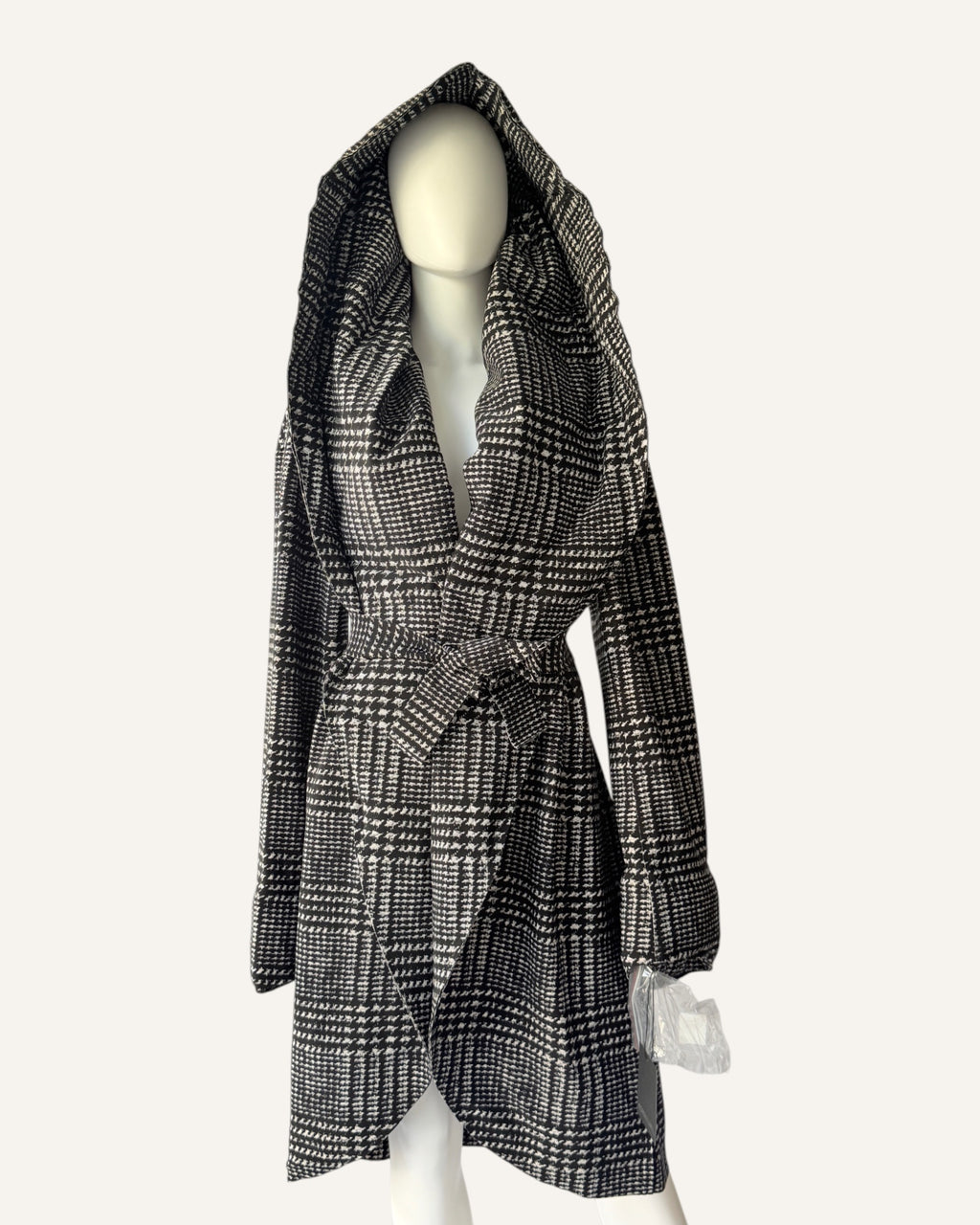 Norma Kamali black and white houndstooth plaid belted cape coat with oversized convertible collar, size 42 XL