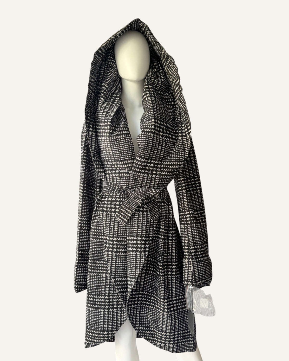 Norma Kamali black and white houndstooth plaid belted cape coat with oversized convertible collar, size 42 XL