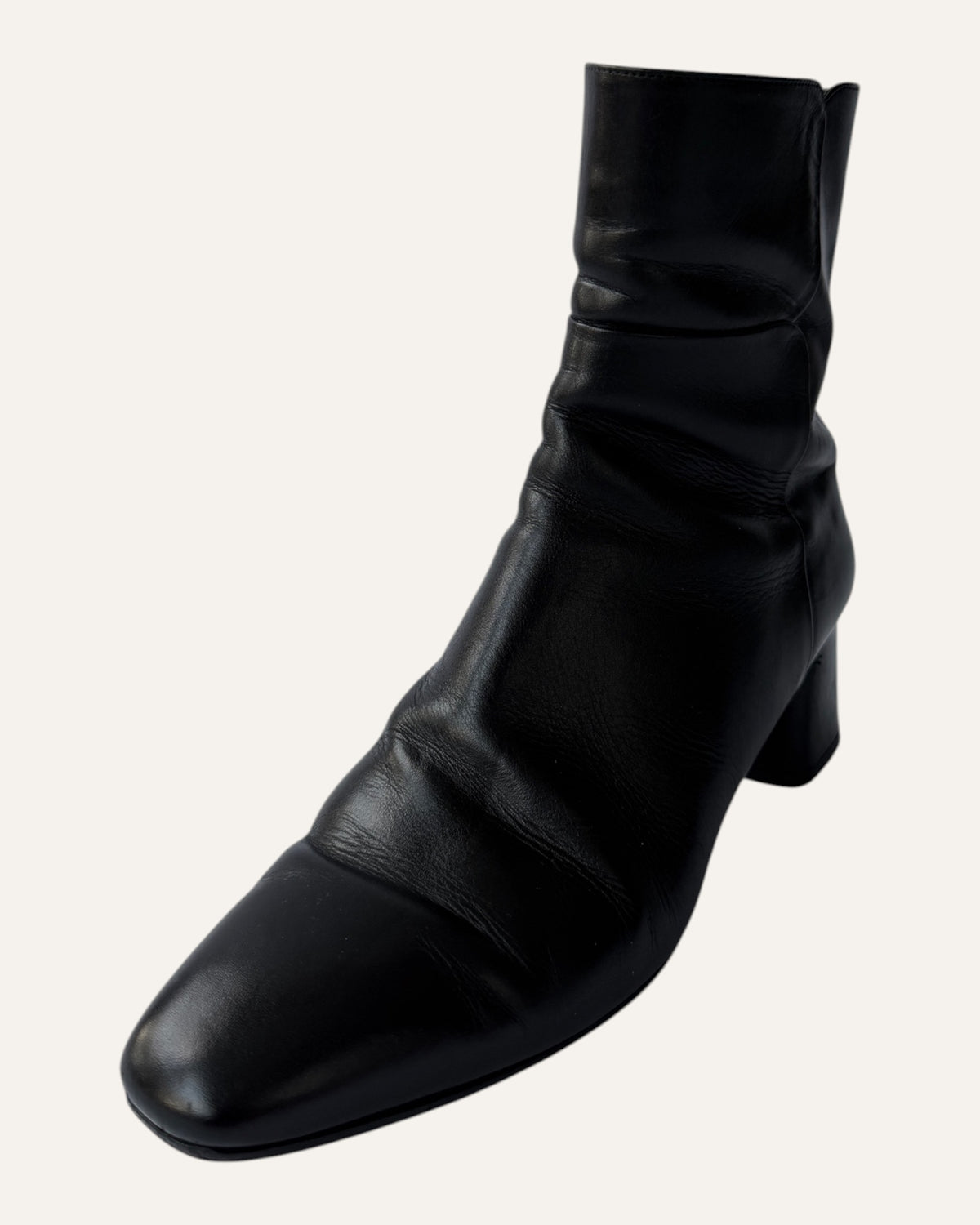 Aquazzura black leather ankle boots with squared toe and inside zip